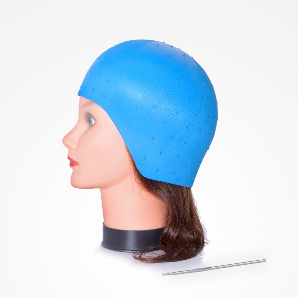 Una cabeza de maniquí con una gorra de goma azul