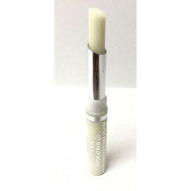 Un tubo de bálsamo labial humectante está sobre una superficie blanca.