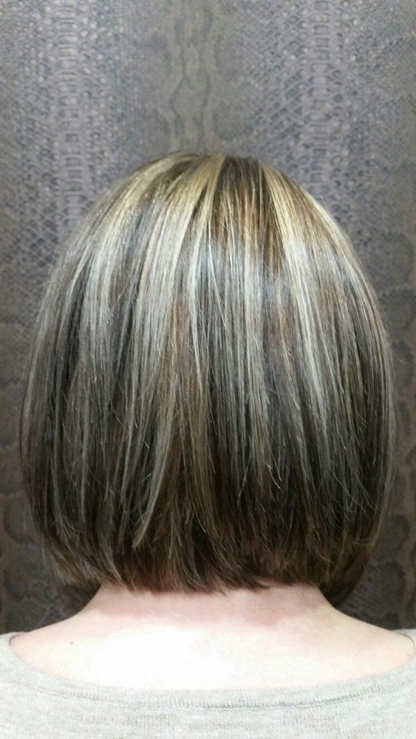 La parte posterior de la cabeza de una mujer con un peinado bob.