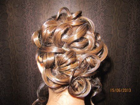 Un primer plano del cabello de una mujer recogido en un moño.