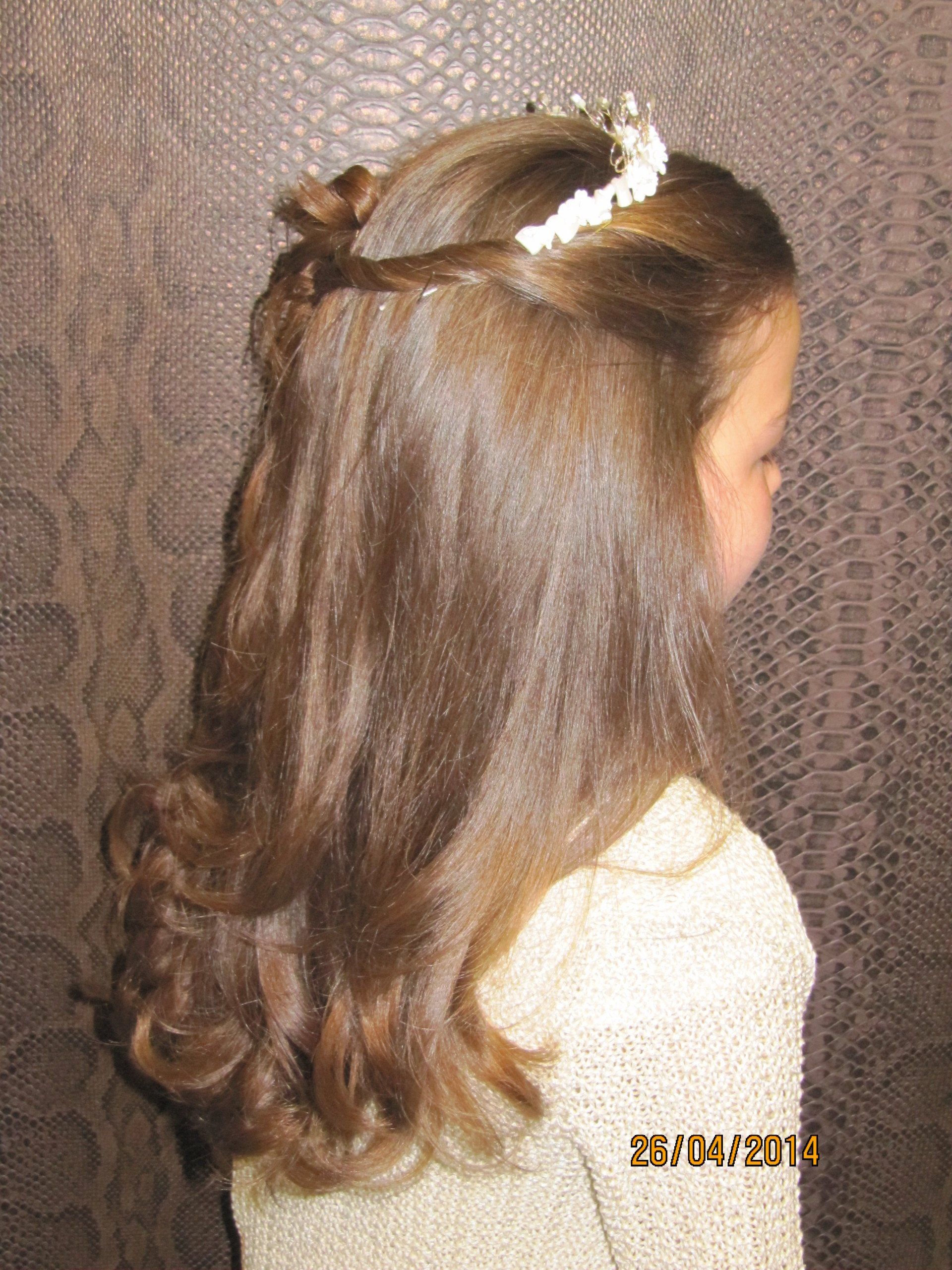 Una niña lleva una tiara en el pelo.