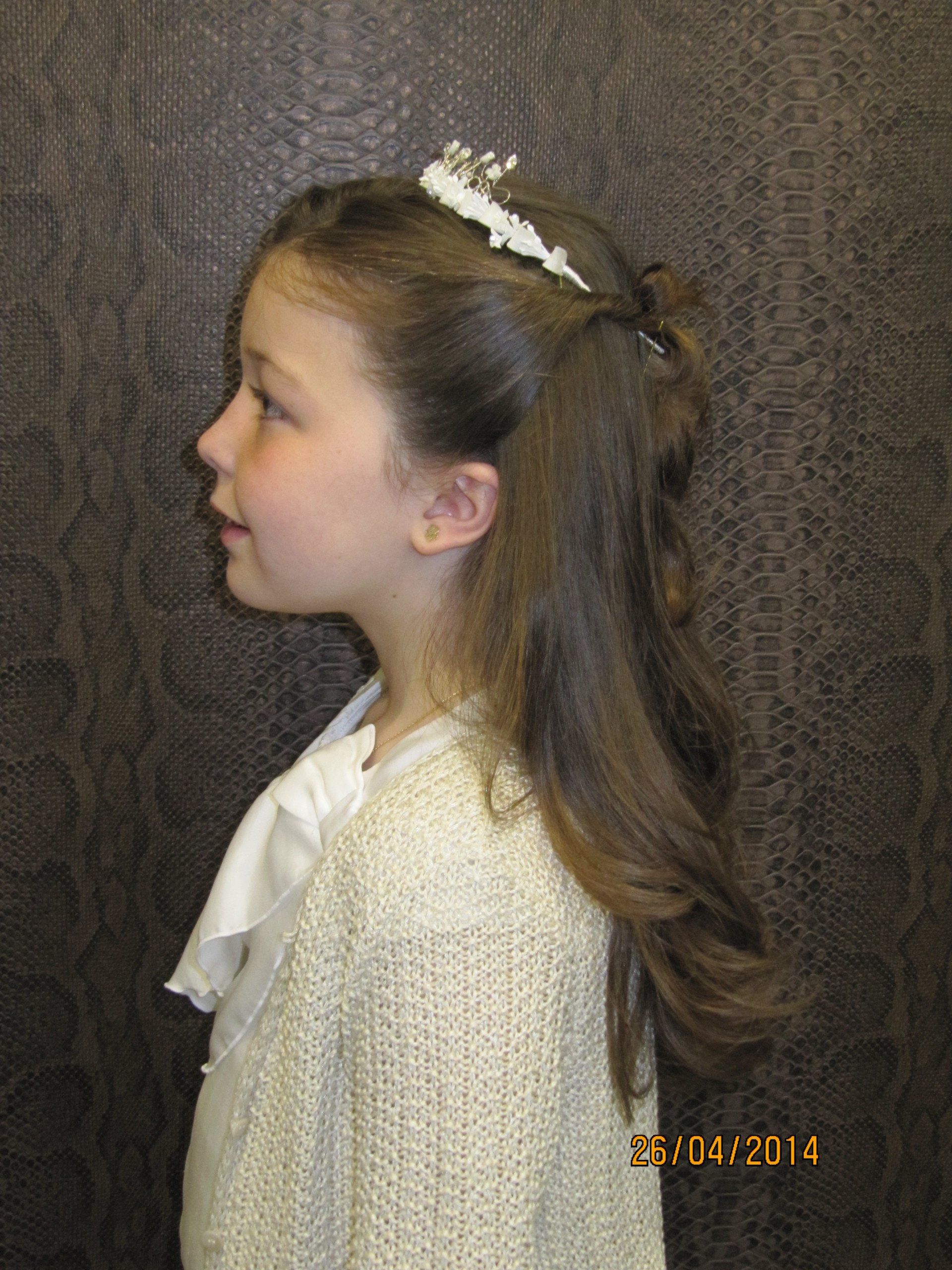 Una niña lleva una tiara en el pelo.