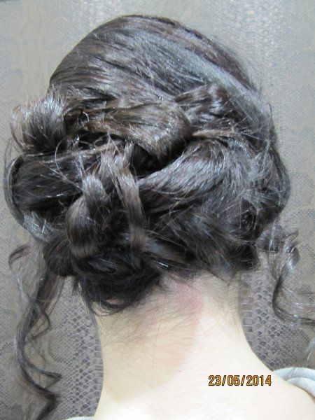 El cabello de una mujer está recogido en un moño y la fecha es 23/06/2014