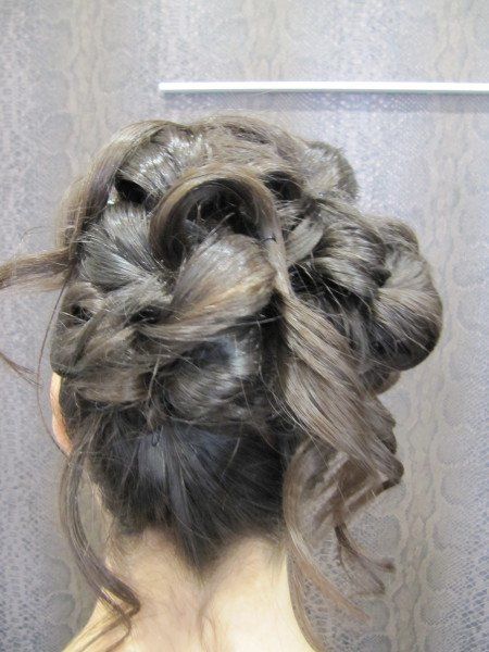 Un primer plano del cabello de una mujer recogido en un moño.