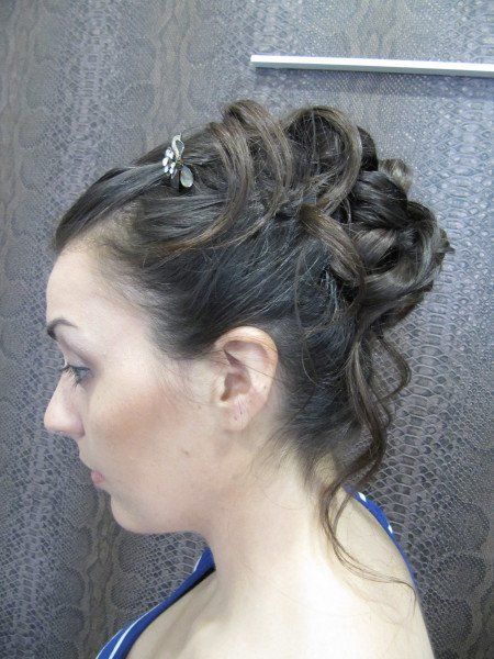 Una mujer con el pelo recogido en un moño y una horquilla en el pelo.