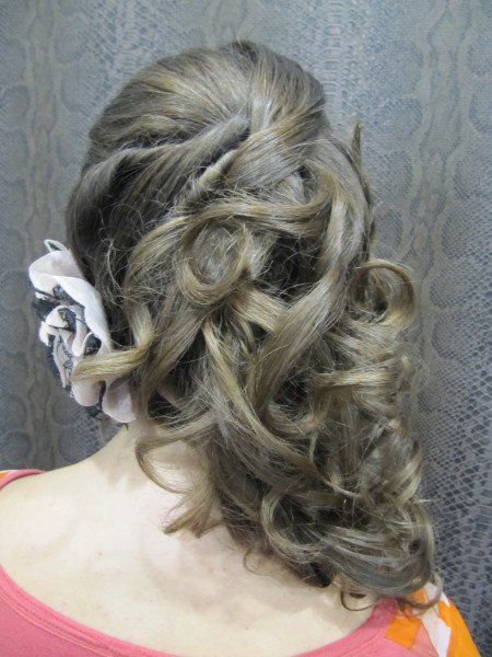 La parte posterior de la cabeza de una mujer con una flor en el pelo.