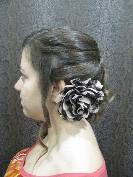 Una mujer con una flor en el pelo