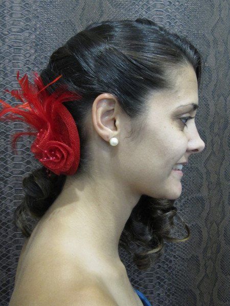 Una mujer con una flor roja en el pelo