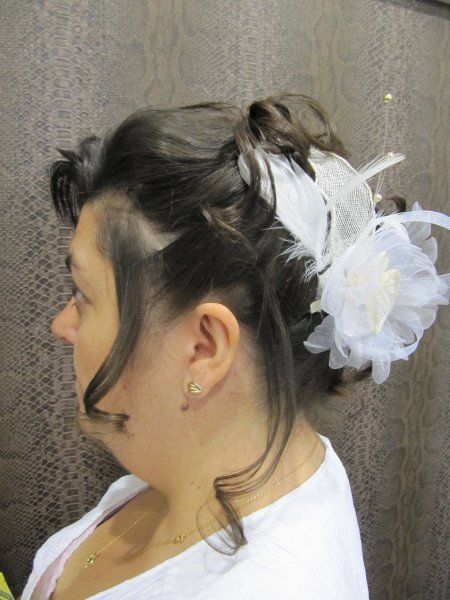 Una mujer con una flor blanca en el pelo