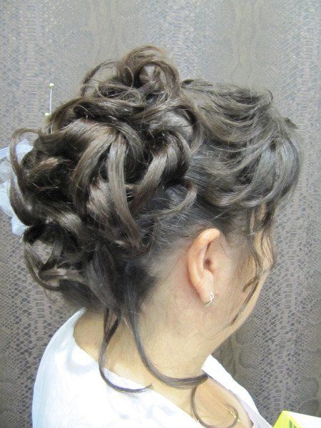 Una mujer tiene el pelo recogido en un moño desordenado.