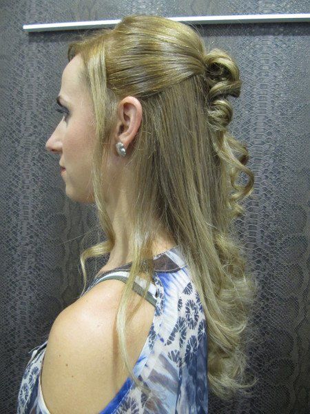 Una mujer con cabello largo y rubio lleva una camisa con estampado de leopardo.