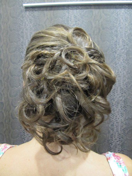 La parte posterior de la cabeza de una mujer con el cabello recogido en un moño desordenado.