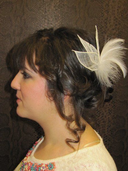 Una mujer con una pluma blanca en el pelo