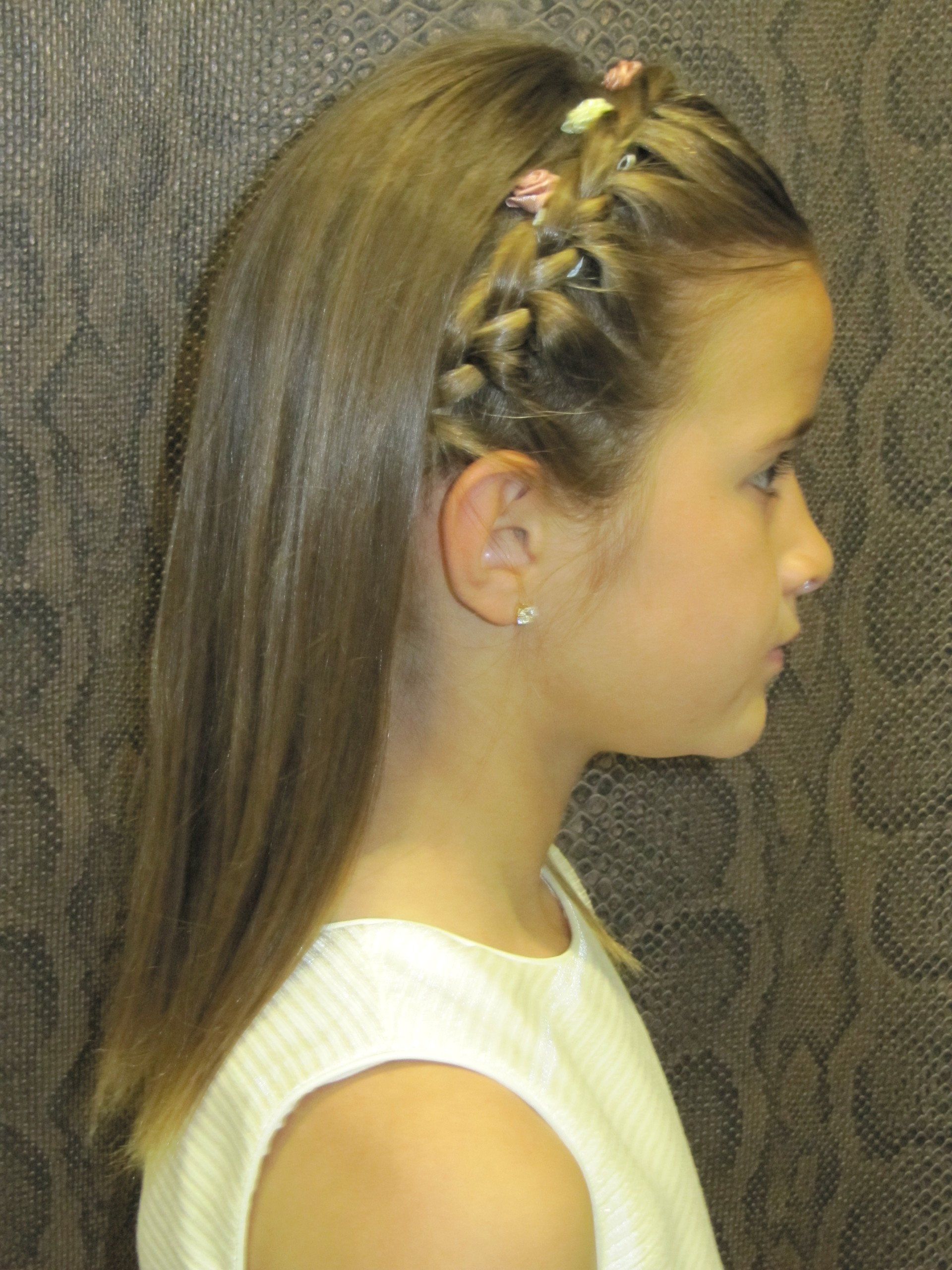 Una niña con una diadema trenzada en el pelo