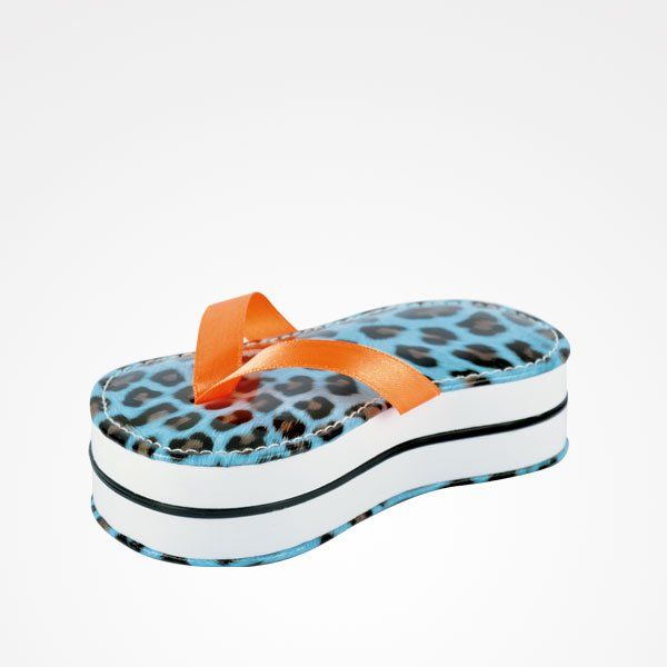 Un par de chanclas con estampado de leopardo.