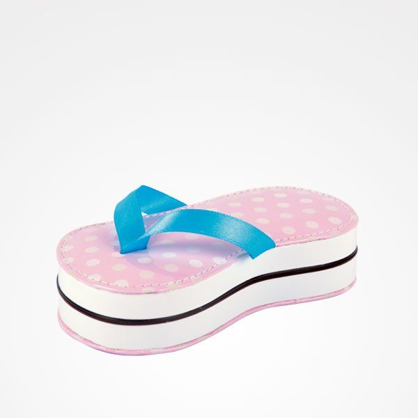Una chancla rosa y blanca con una correa azul