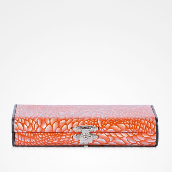 Una caja naranja con un estampado de serpiente.