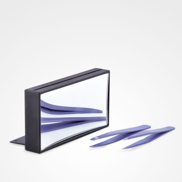 Un par de pinzas junto a un espejo sobre un fondo blanco.