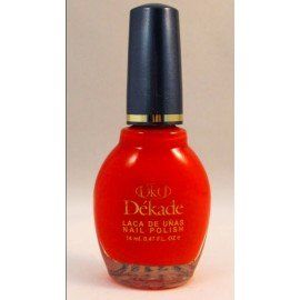 Una botella de esmalte de uñas KND Dekade en color rojo.
