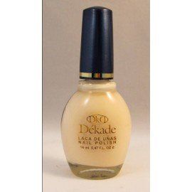 Una botella de esmalte de uñas Dekade sobre una superficie blanca.