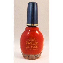 Una botella de esmalte de uñas Dekade de color rojo.