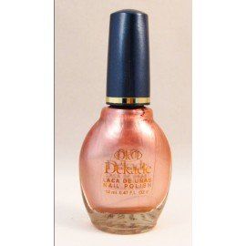 Una botella de esmalte de uñas con tapa azul