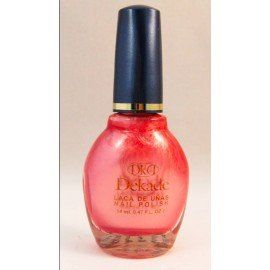 Una botella de esmalte de uñas Dekade en color rosa.
