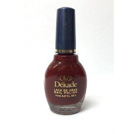 Una botella de esmalte de uñas rojo con una tapa azul sobre un fondo blanco.