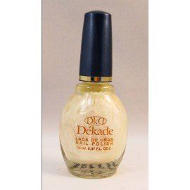 Una botella de esmalte de uñas Dekade está sobre una mesa.