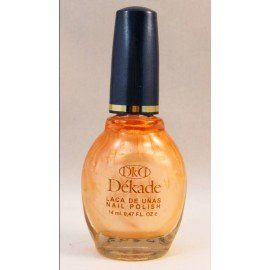 Una botella de esmalte de uñas Dekade está sobre una superficie blanca.