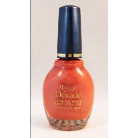 Una botella de esmalte de uñas Dekade sobre una superficie blanca.