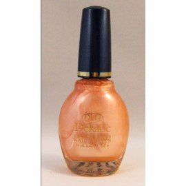 Una botella de esmalte de uñas naranja con tapón negro