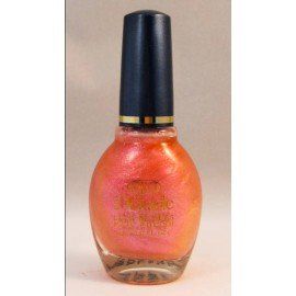 Una botella de esmalte de uñas con tapón negro