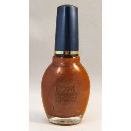 Una botella de esmalte de uñas marrón con una tapa azul