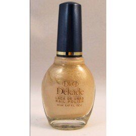 Una botella de esmalte de uñas Dekade está sobre una superficie blanca.