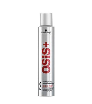 Una botella de laca para el cabello Schwarzkopf Osis + Freeze Pump 2 sobre un fondo blanco.