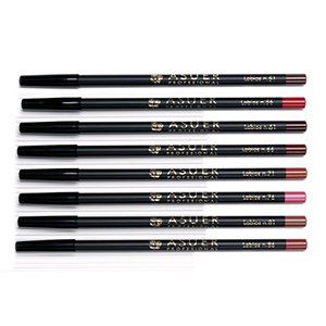 Una fila de lápices labiales con diferentes colores sobre un fondo blanco.