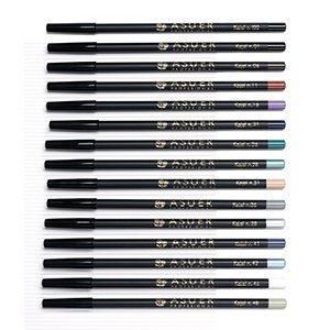 Un montón de lápices delineadores de ojos están alineados sobre una superficie blanca.