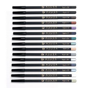 Un montón de lápices delineadores de ojos están alineados sobre una superficie blanca