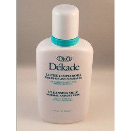 Una botella de leche limpiadora Dekade para piel normal y seca.