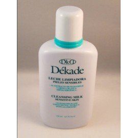 Una botella de leche limpiadora Dekade para pieles sensibles.
