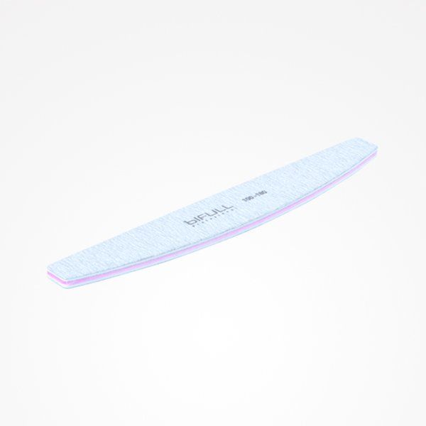 Una lima de uñas blanca está colocada sobre una superficie blanca.