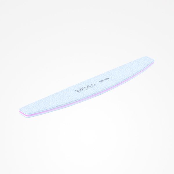 Una lima de uñas blanca y rosa sobre un fondo blanco.