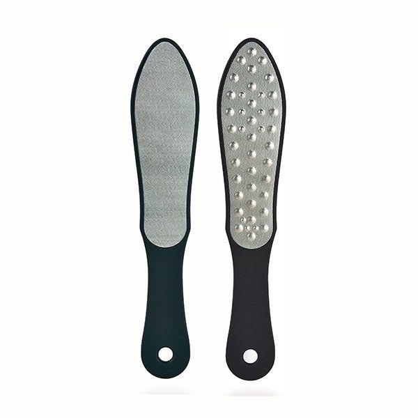 Un par de limas para pies con mangos negros sobre un fondo blanco.