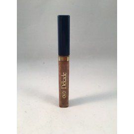 Una botella de lápiz labial líquido está sobre una superficie blanca.