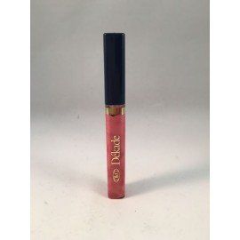 Una botella de brillo de labios reposa sobre una superficie blanca.