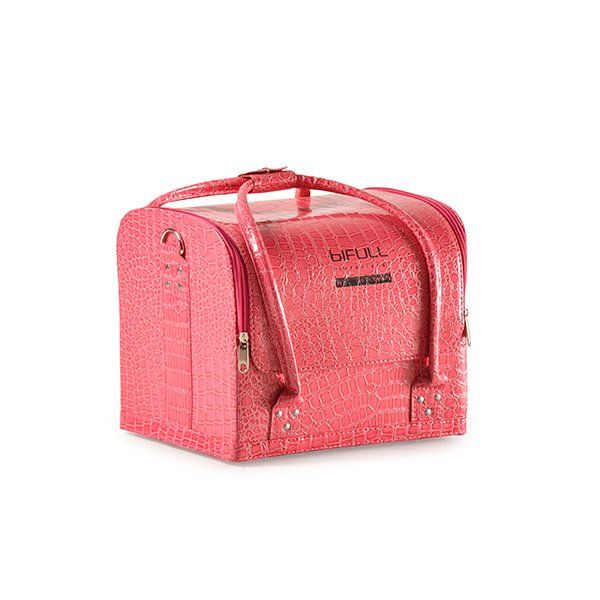 Una bolsa de cosméticos de color rosa con asa sobre un fondo blanco.