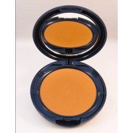 Un polvo compacto con un espejo en su interior.