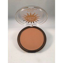 Un polvo redondo con un sol sobre él está asentado sobre una superficie blanca.