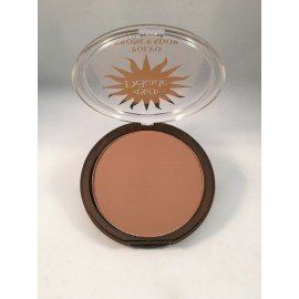 Un polvo redondo con un sol sobre él está asentado sobre una superficie blanca.